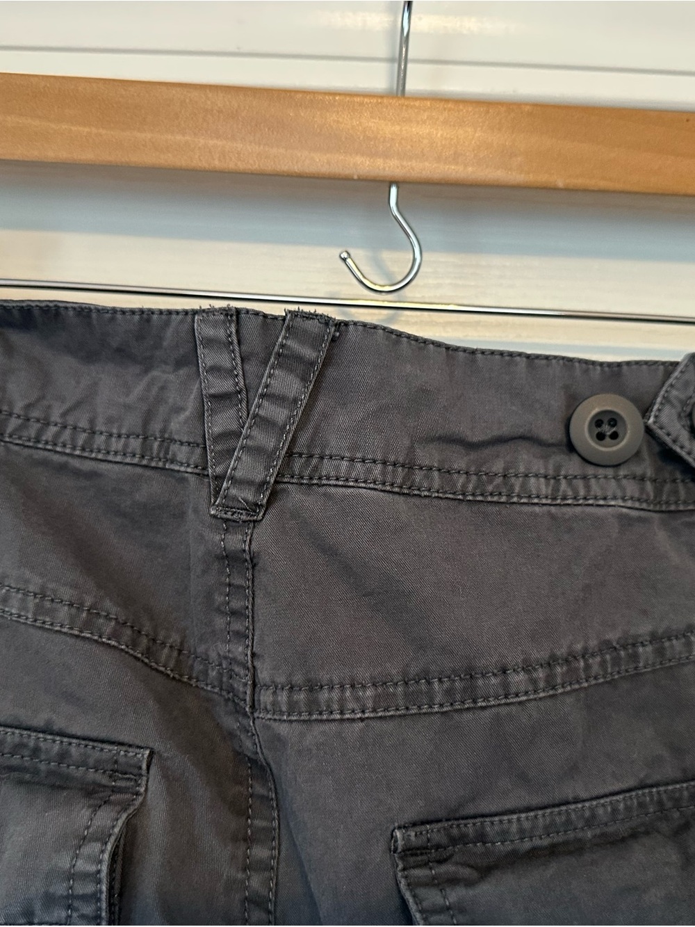 Sundance GORGEOUS EMBROIDERED gray cargo pants for women. Size 6 - Picture 5 of 7